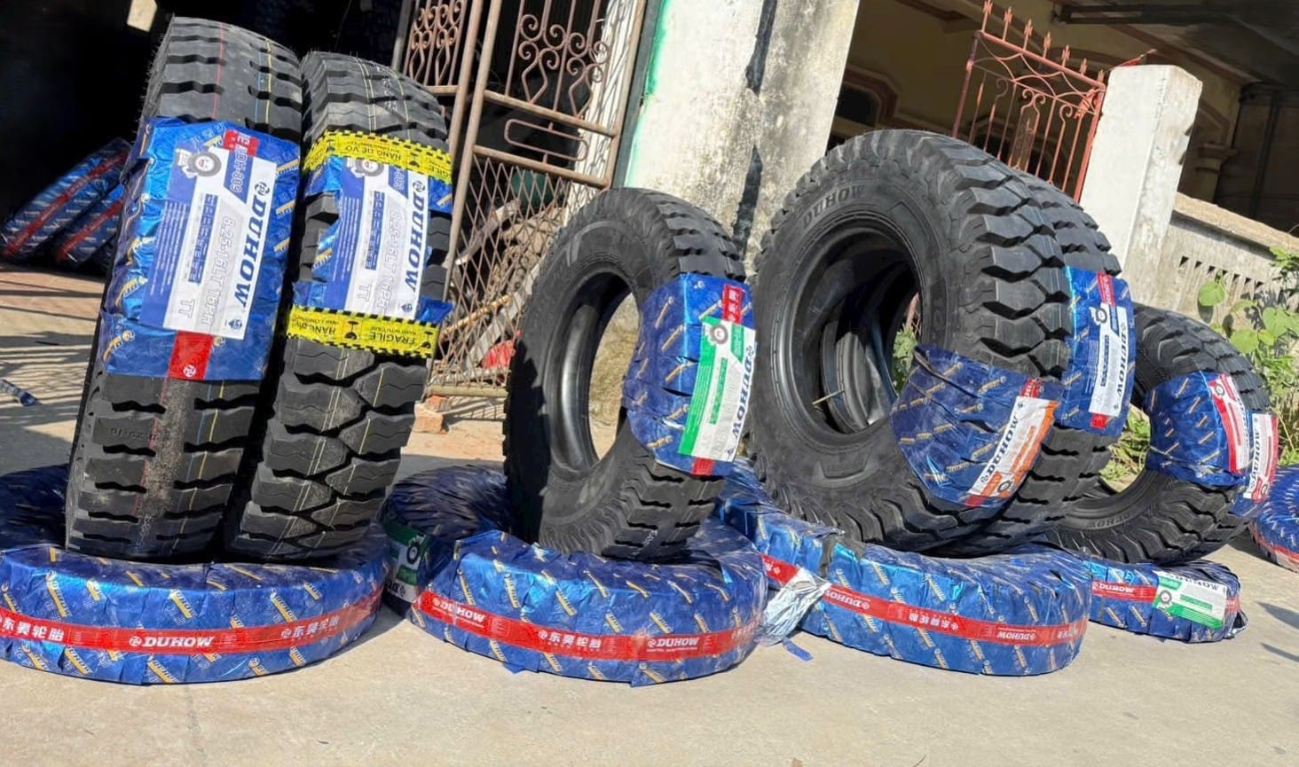 Bộ sưu tập lốp Bố Vải Siêu Tải Duhow: Giải Pháp Chống Chém Hông, Cõng Quá Tải Đỉnh Cao Cho Xe Ben Và Xe Mỏ